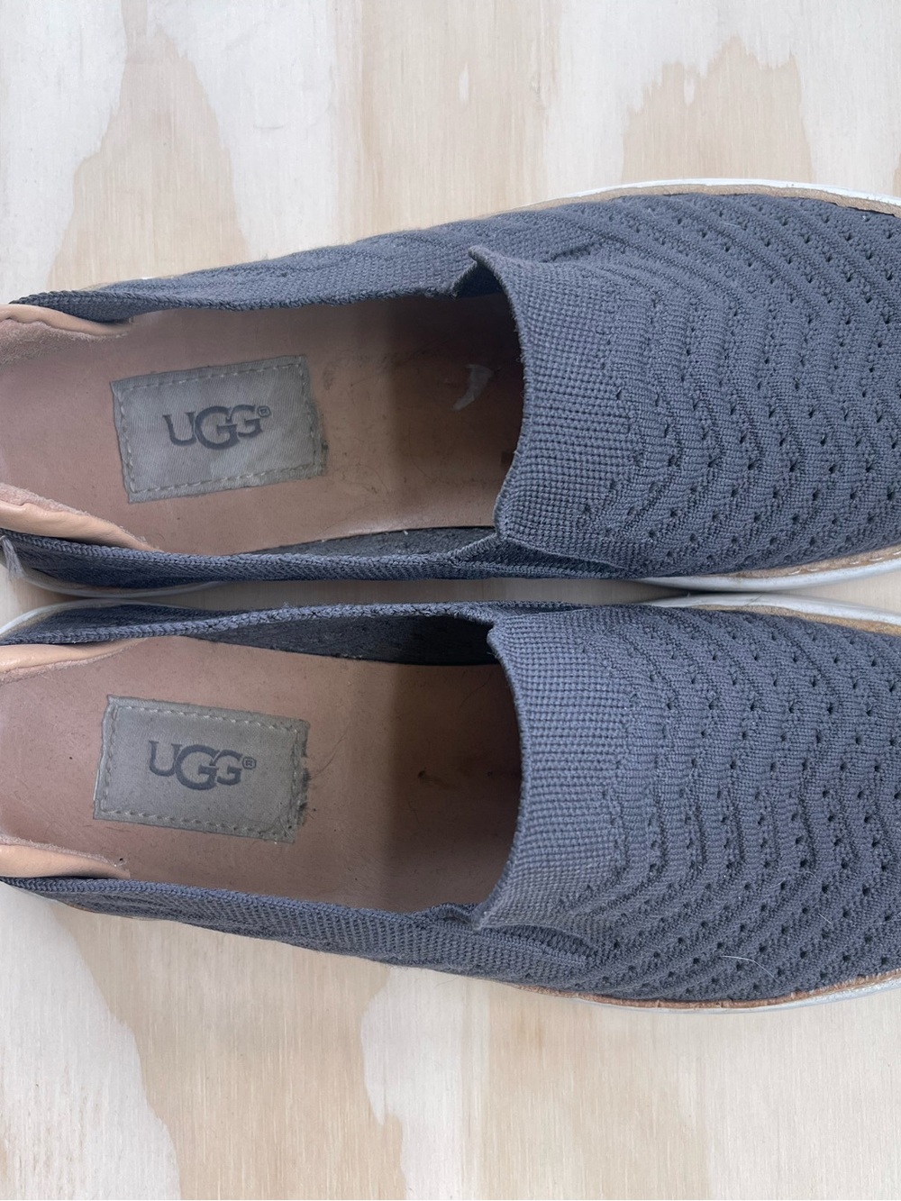 Women’s Size 8 Slip-On UGG Knit Sneakers in Charcoal Gray - Picture 6 of 6